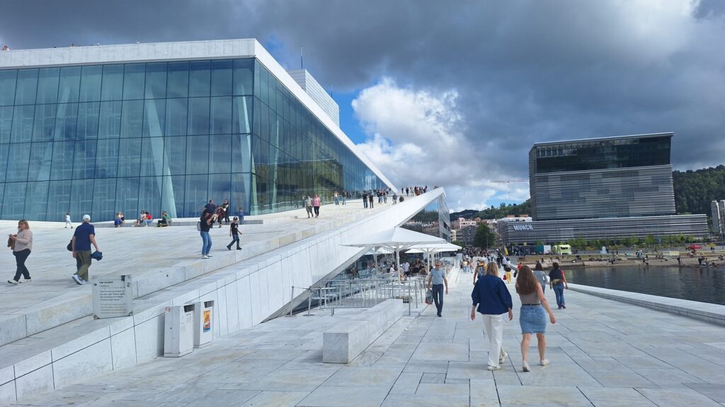 01.08.25 der osloer oper auf