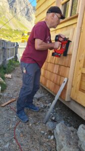 1 herbert bei der montage der schindel