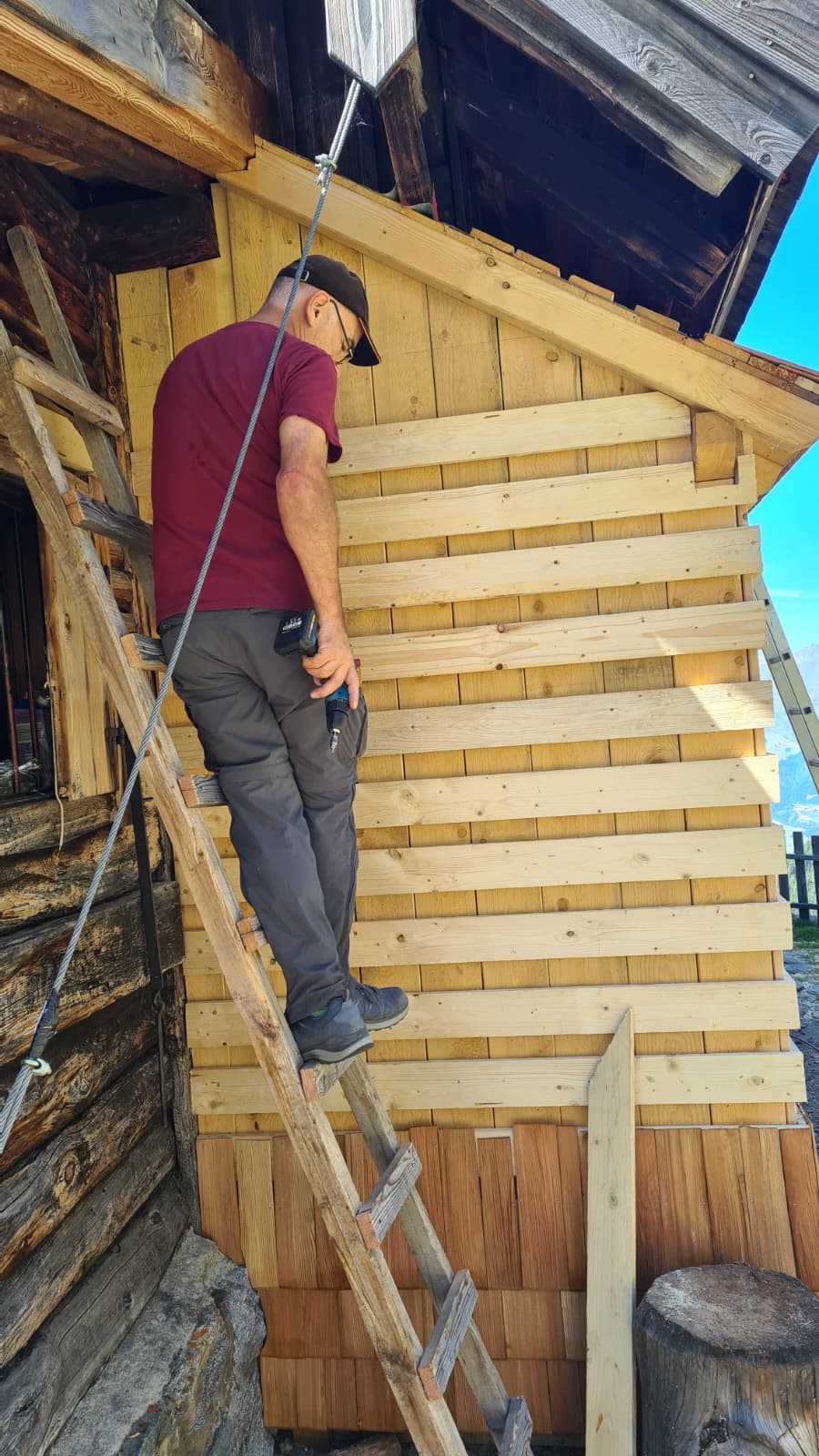 1 herbert bei der montage der unterkonstruktion