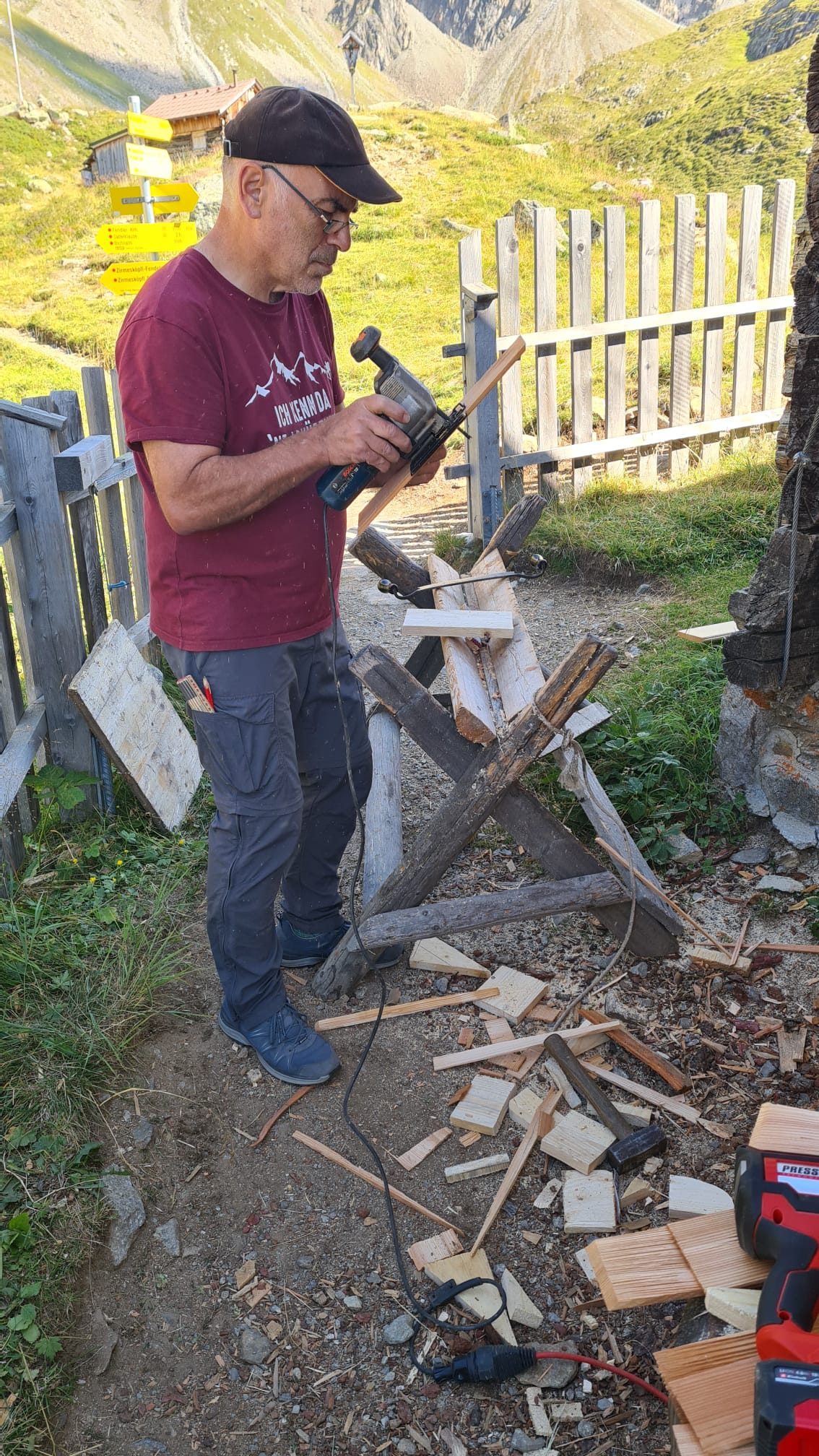 1 herbert beim anpassen der schindel