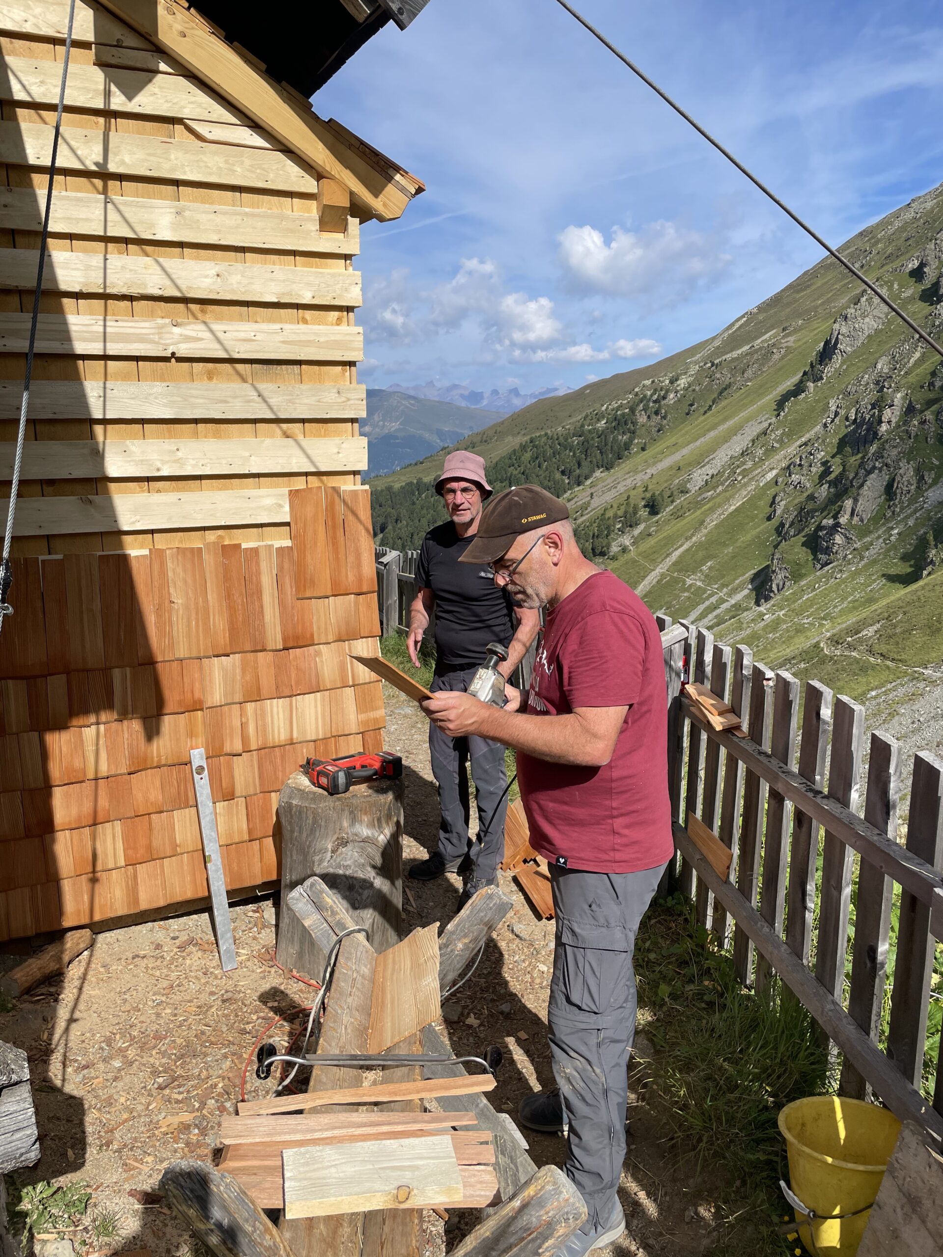 1 holzschindel werden zugeschnitten