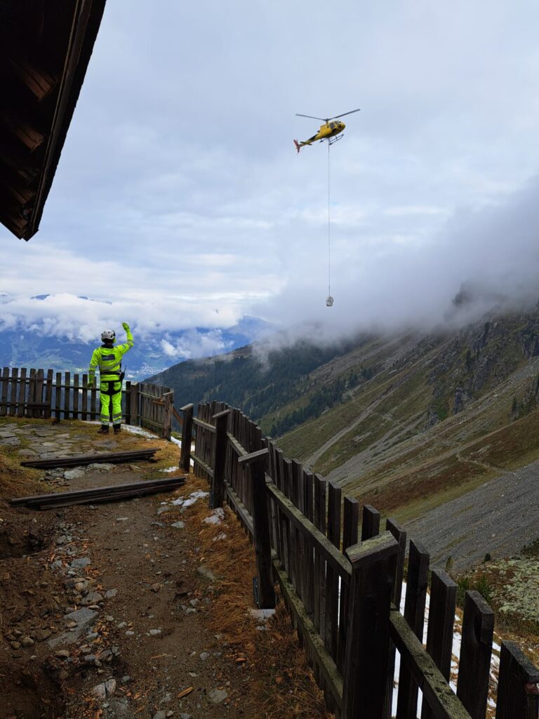 1 hubschrauber im anflug an der hütte
