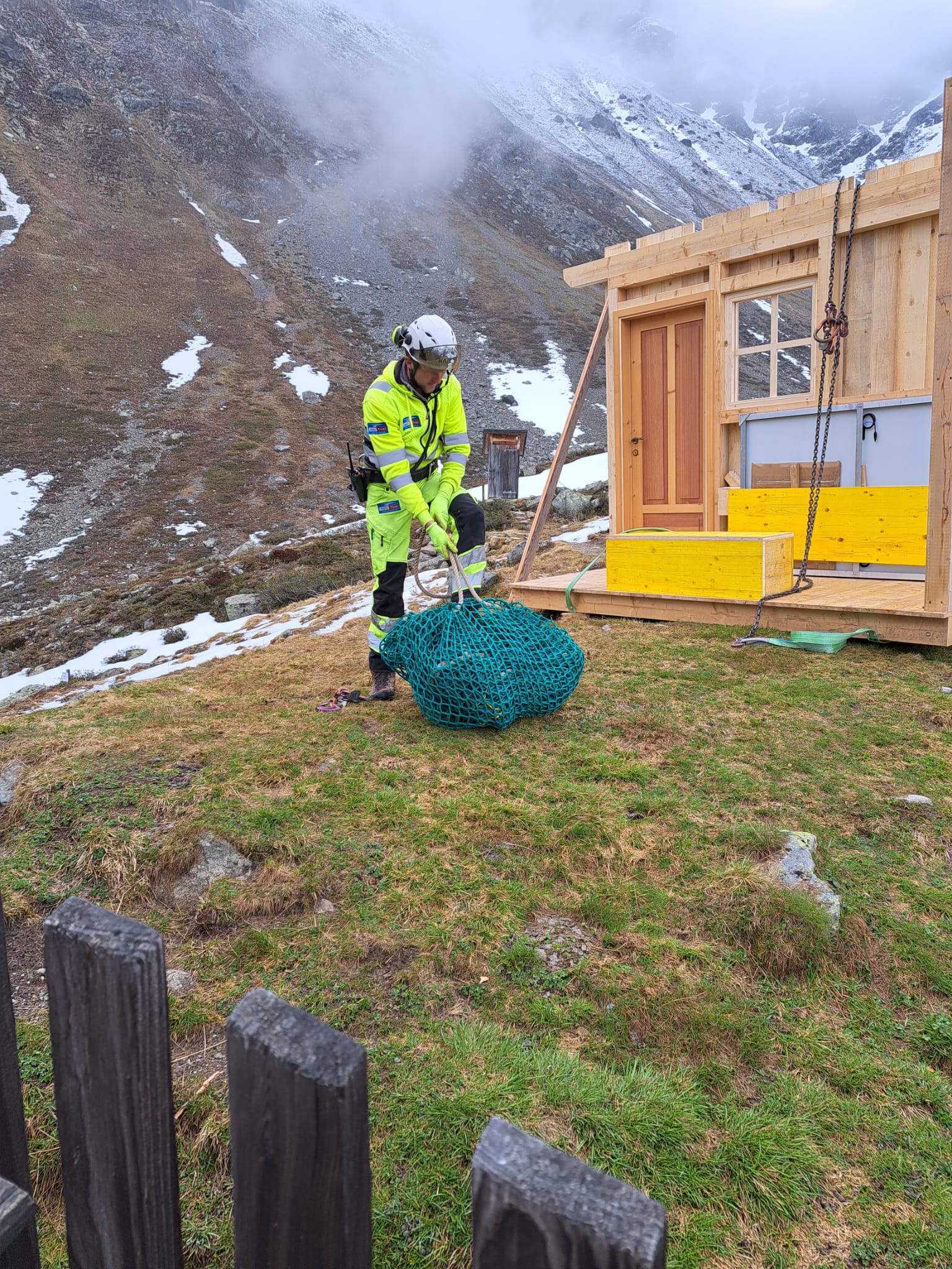 1 hubschrauber wird von last befreit