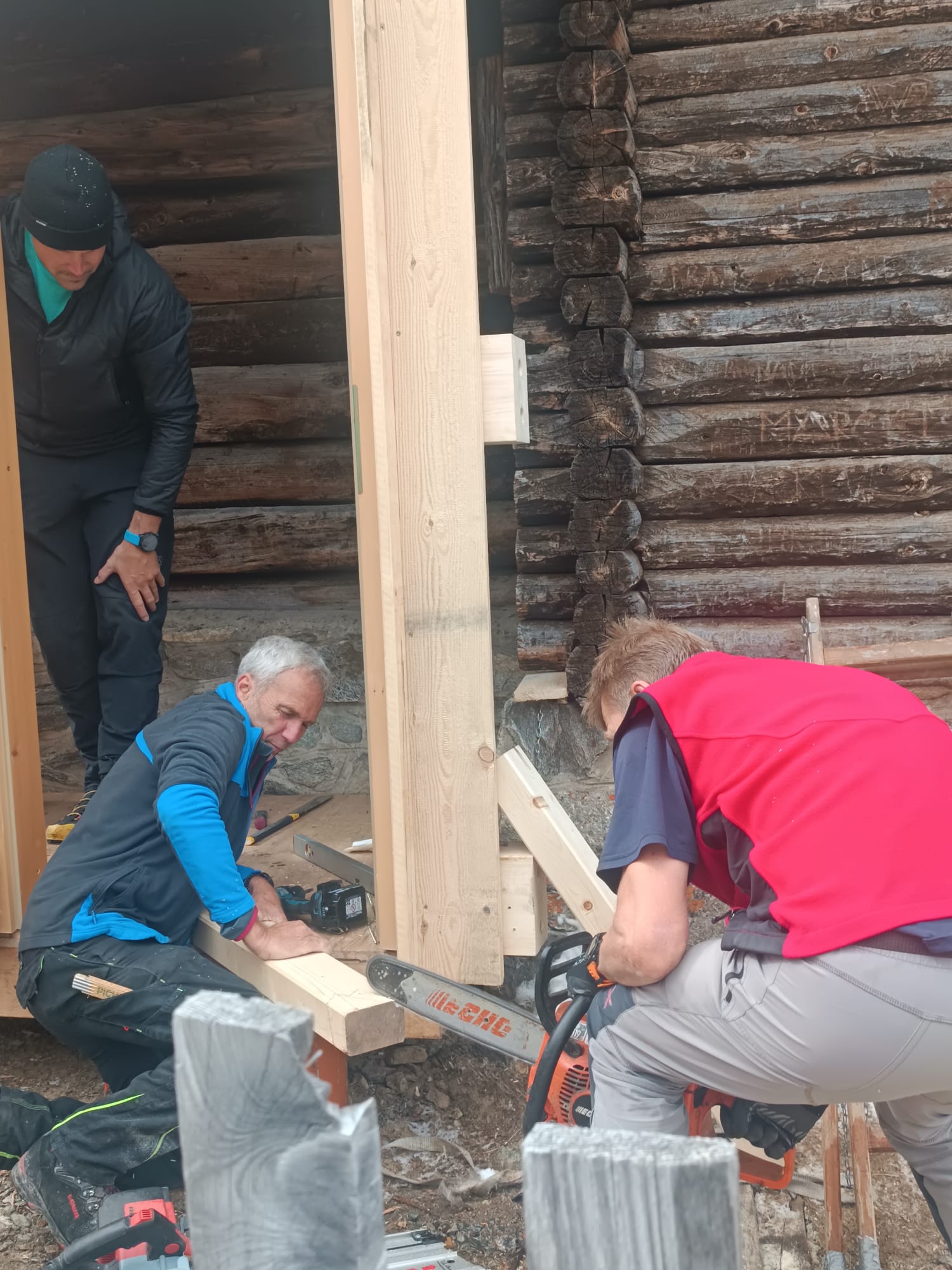 1 josef und peter montieren die bauteil