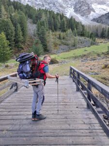 1 peter bringt das restliche material zur hütte