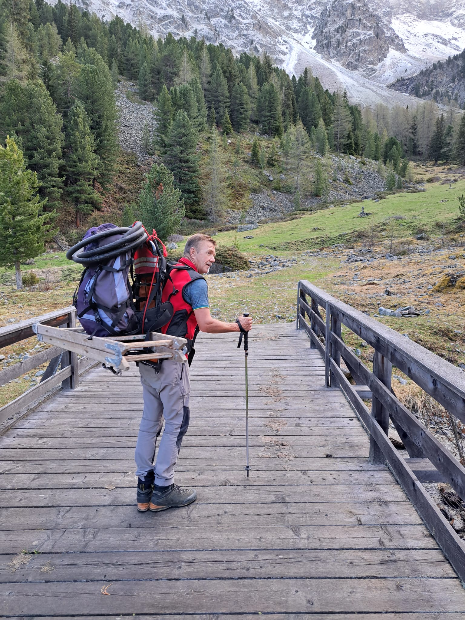 1 peter bringt das restliche material zur hütte