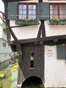 h schiefes haus mit blau