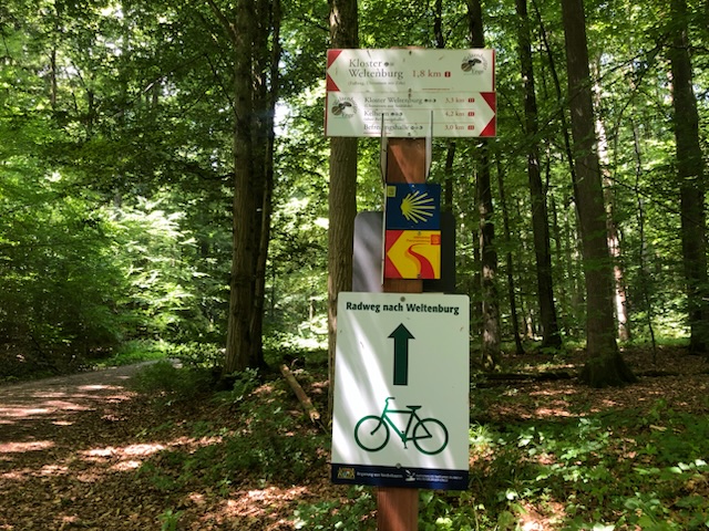 l hinweisschilder im wald nach weltenburg