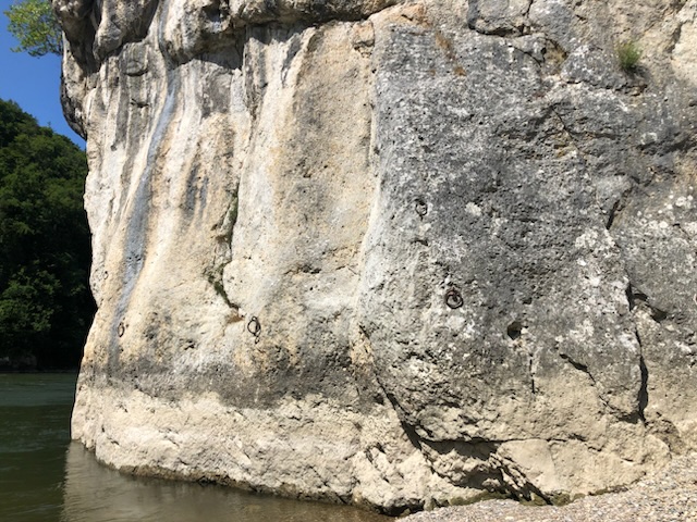l kalkstein direkt am donaudurchbruch mit festmachern