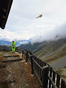 1 hubschrauber im anflug an der hütte