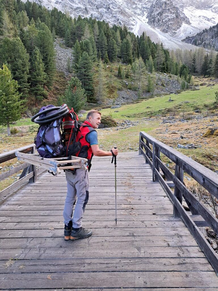 1 peter bringt das restliche material zur hütte